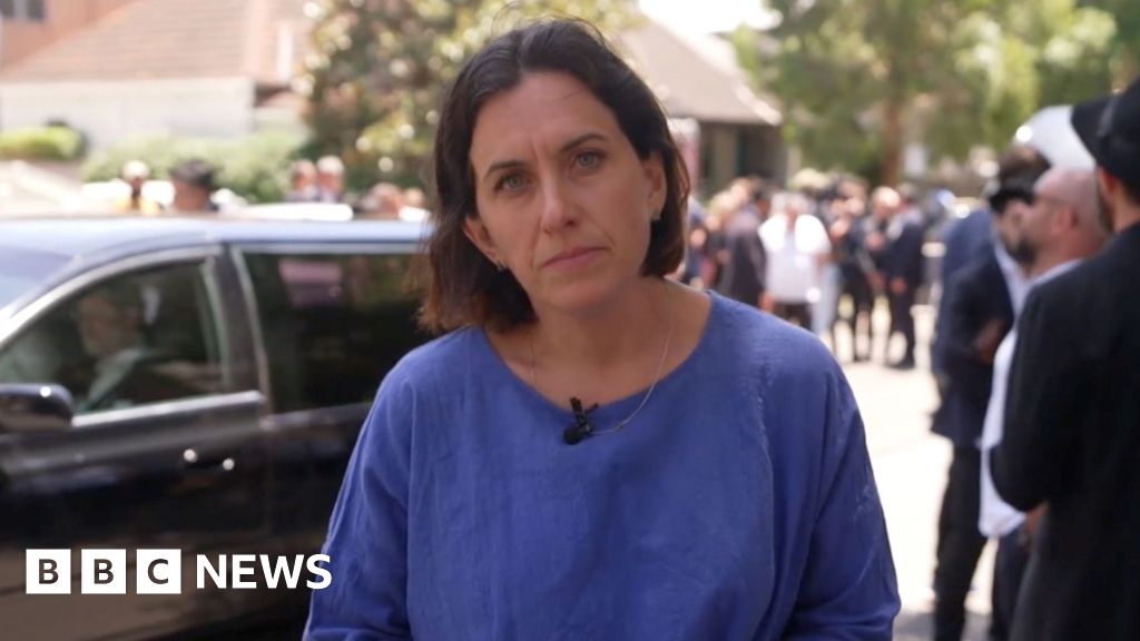 Mourners pay tribute to Rabbi Schlanger during funeral