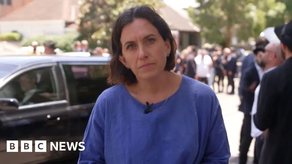 Mourners pay tribute to Rabbi Schlanger during funeral