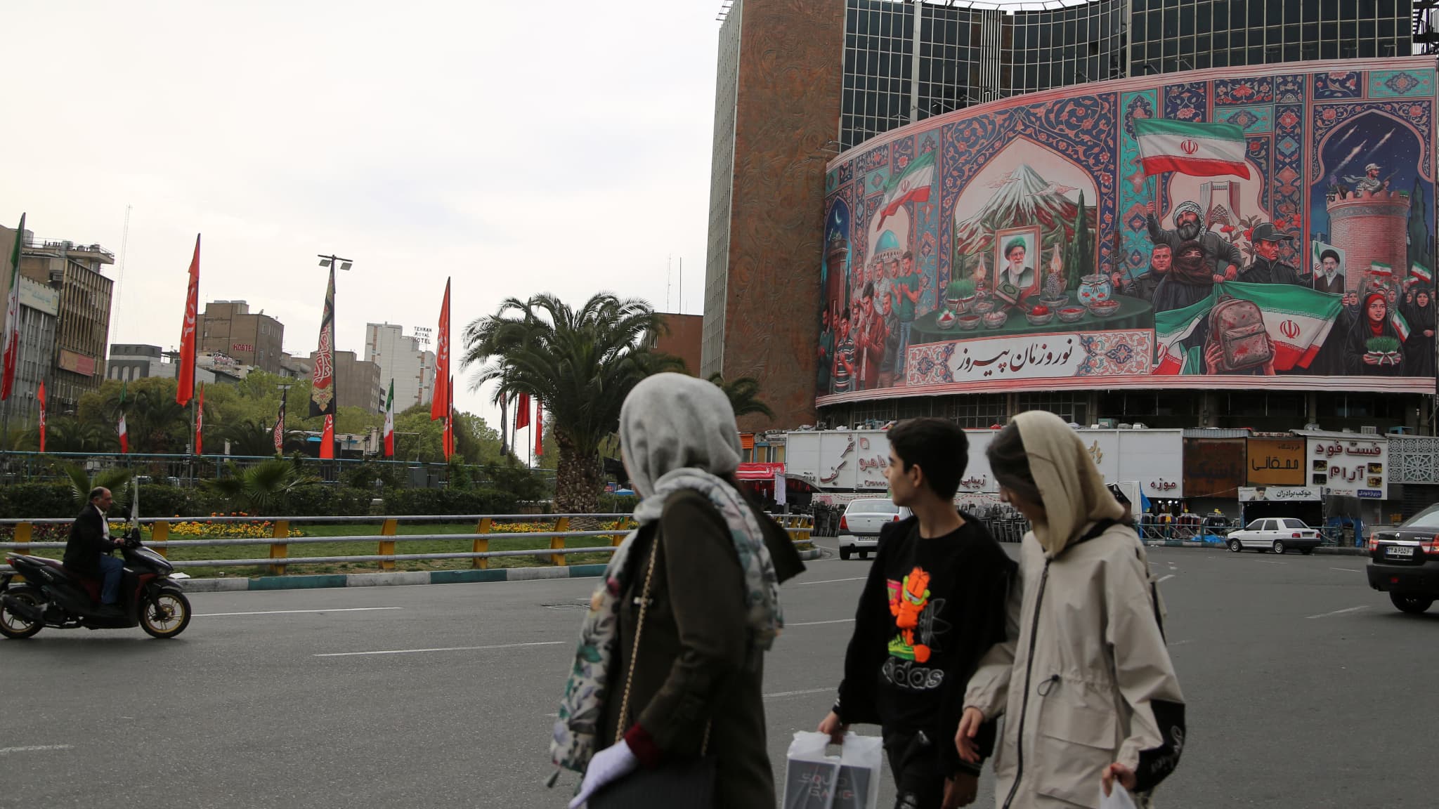 Après les sites gaziers, pétroliers et nucléaires, les États-Unis menacent de s'attaquer aux centrales électriques iraniennes, au nombre de 90 et essentielles au pays en cas de pénurie