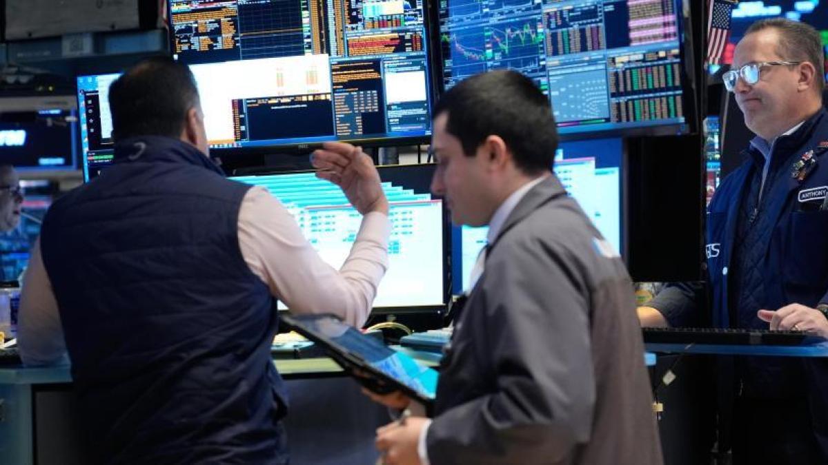 
           Las bolsas suben y el petróleo se hunde tras alargar Trump el ultimátum a Irán
       