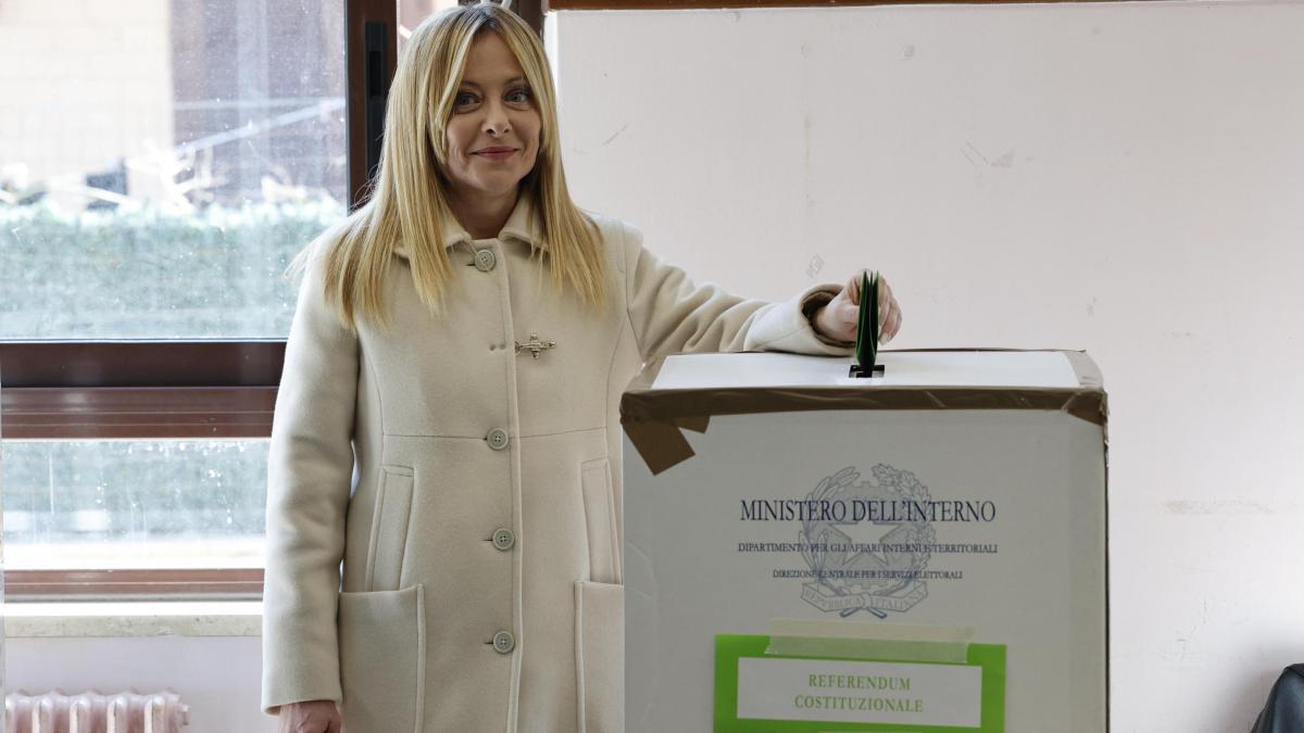 
                              Italia vota un referéndum sobre la justicia con un resultado muy ajustado
                          
