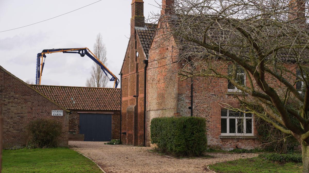 
                                                                                                                                      El expríncipe Andrés instala una vivienda móvil en su jardín por falta de espacio en su nueva casa
                                                                                                                                  