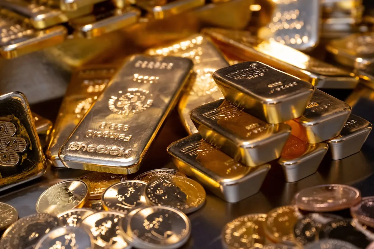El oro se sacude con los giros de Trump en la guerra con Irán y salva las ganancias de 2026