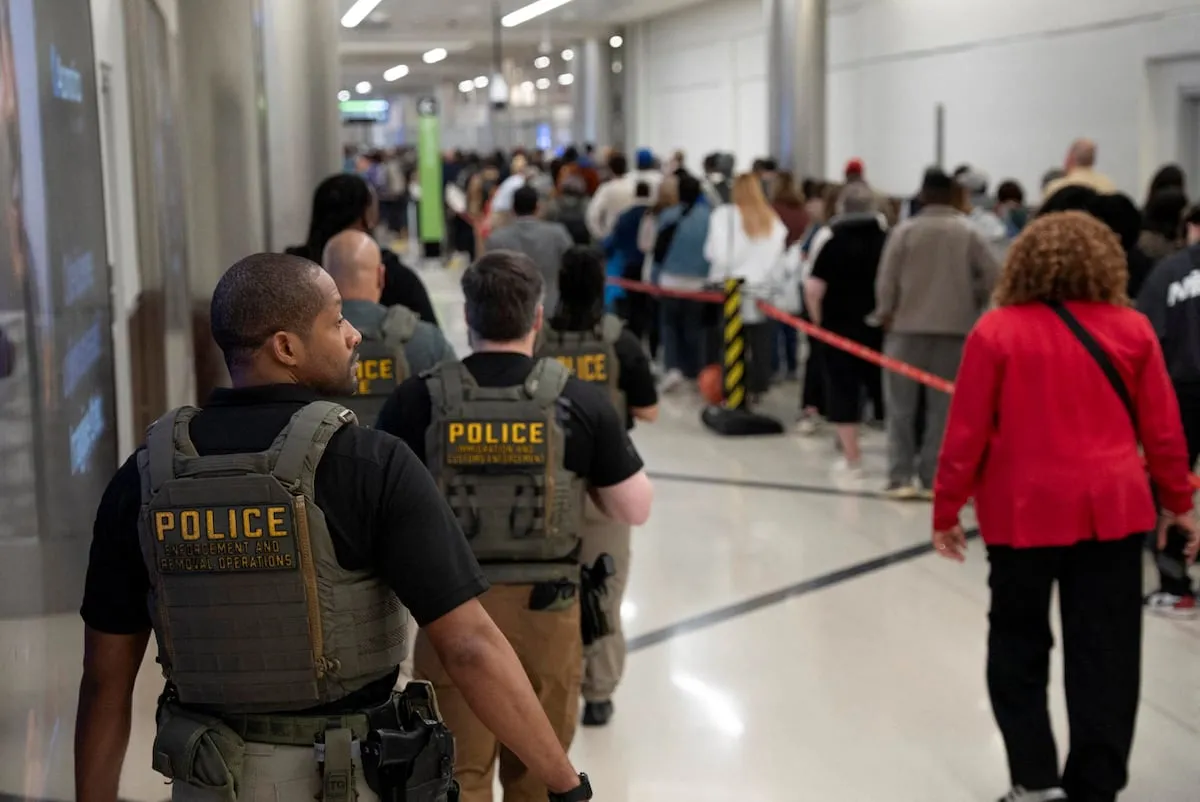 El ICE se despliega por más de una docena de aeropuertos en medio del cierre del Departamento de Seguridad Nacional