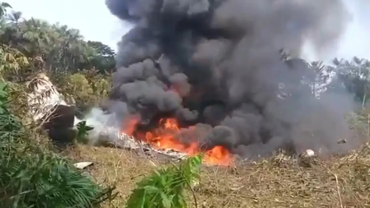 
         Un avión se estrella en Colombia con un centenar de militares 
    