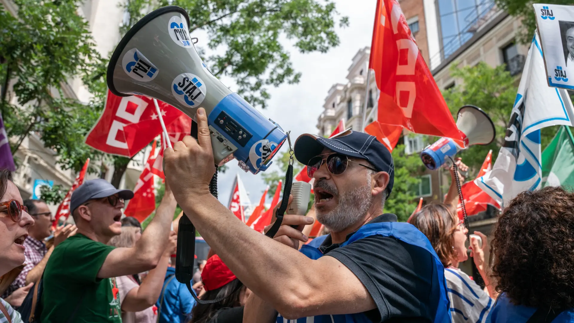 
         Los sindicatos acarician el acuerdo para reducir la jornada laboral a 35 horas en la administración central 
    
