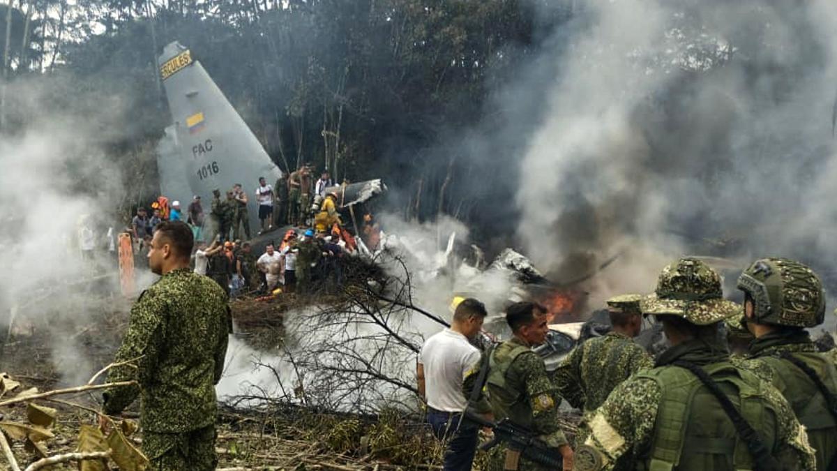 
                      Al menos 71 personas rescatadas con vida del avión de la Fuerza Aérea estrellado en Colombia
                  