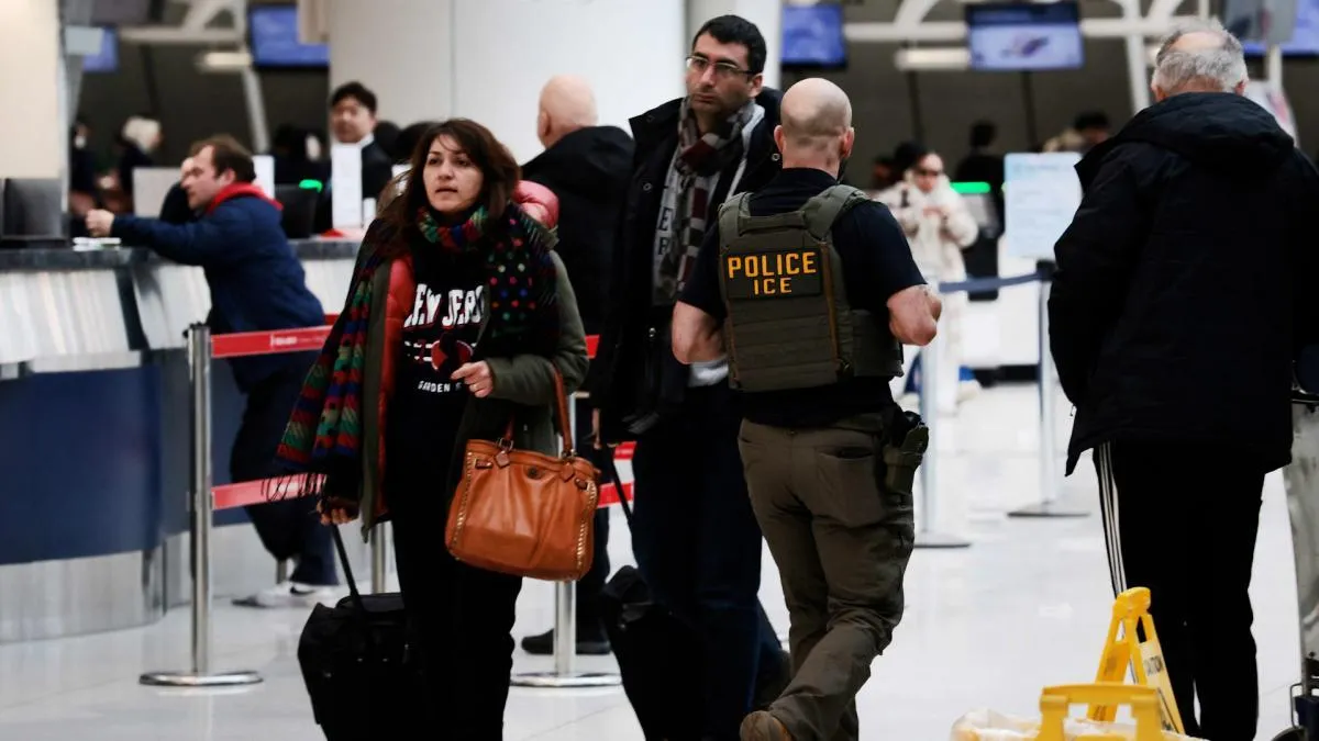 
                       Trump despliega agentes del ICE en los aeropuertos ante la ausencia de personal de seguridad
                   