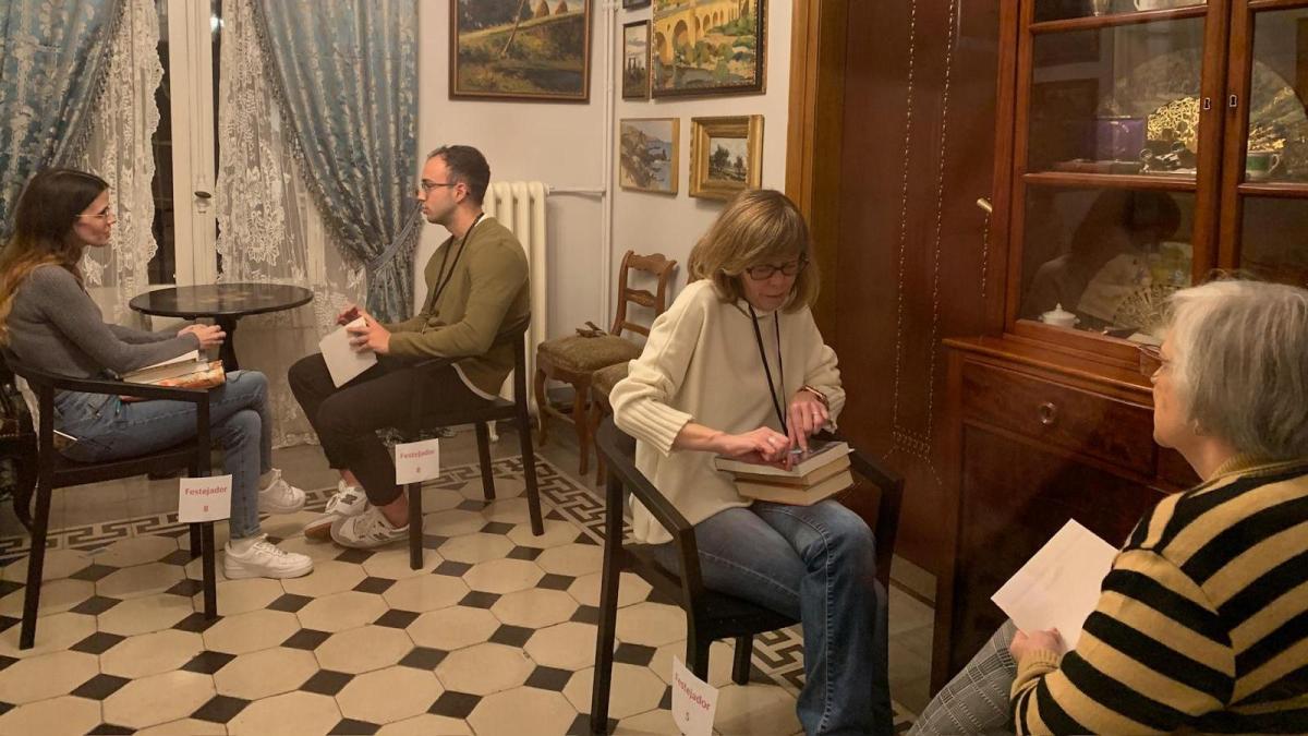 
                                                                                                                             Cuatro minutos para seducir con los libros a otros lectores: vuelven las citas exprés literarias a Girona
                                                                                                                         