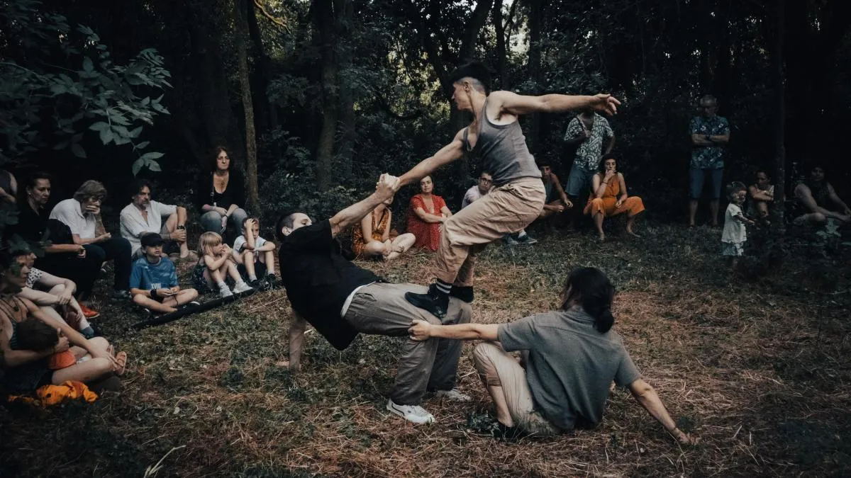
                                                                                                                               El Sismògraf de Olot reivindica el “caminar” como eje de una edición centrada en el cuerpo y el paisaje
                                                                                                                           