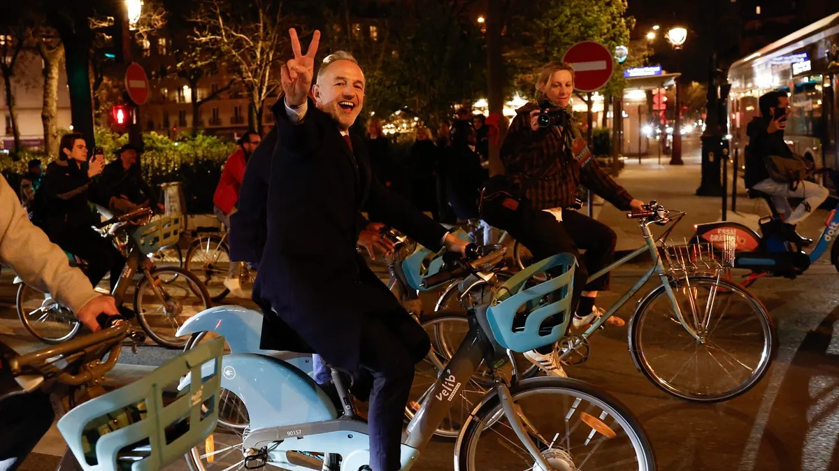 "C'est quand même plus agréable qu'en voiture" : on vous raconte les coulisses du trajet à Vélib' d'Emmanuel Grégoire après sa victoire à Paris