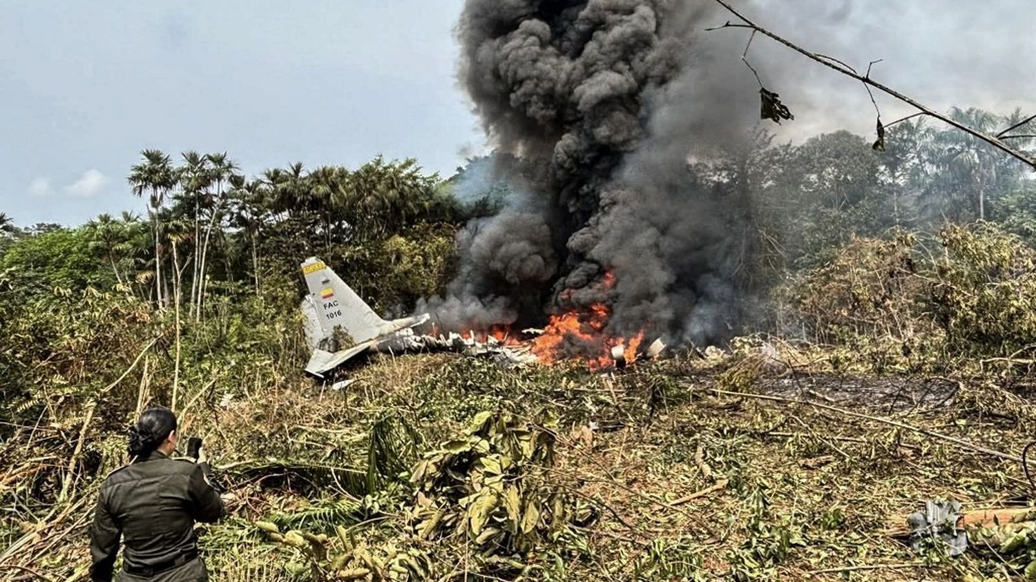 En Colombie, un avion de l'armée s'écrase au décollage avec au moins 80 personnes à son bord