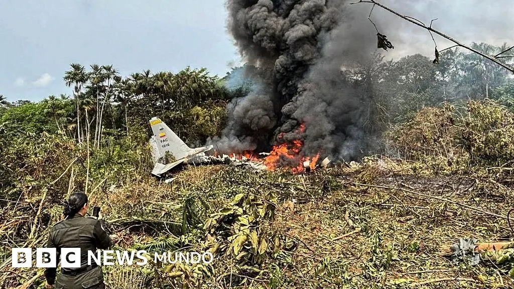 Un avión de la Fuerza Aérea Colombiana con al menos 125 personas a bordo se estrella en el sur del país