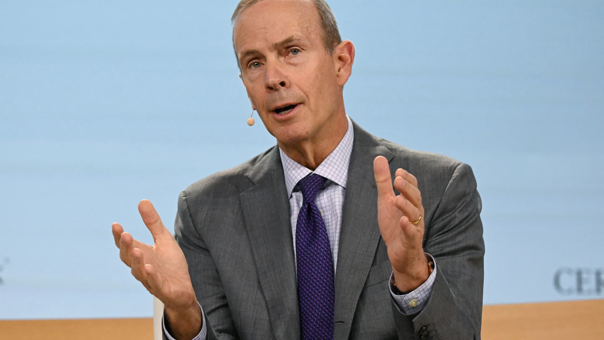 "Le marché se base sur très peu d'informations": le patron du géant pétrolier américain Chevron estime que les cours du pétrole n'ont pas pleinement intégré le blocage d'Ormuz