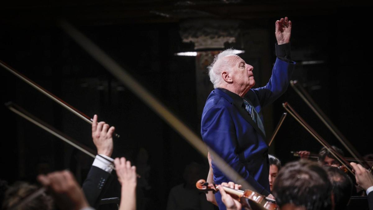 
                                                                                                                              Slatkin, el buen maestro para jóvenes músicos ante ‘La Grande’ de Schubert (★★★✩✩)
                                                                                                                          