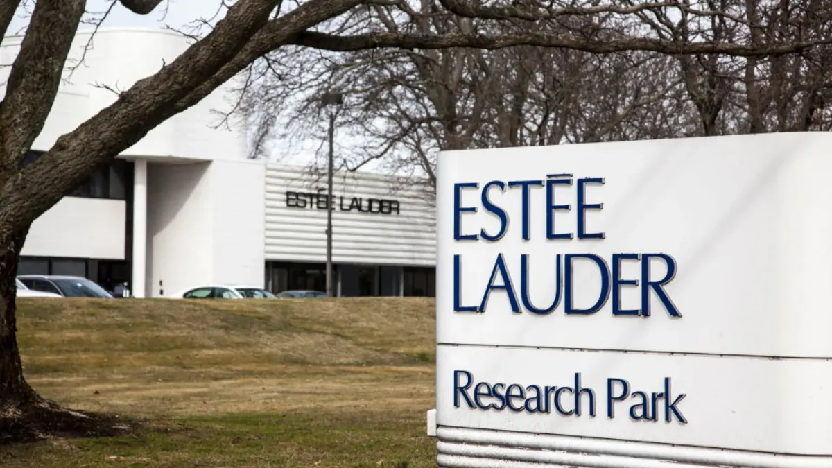 
         Los gigantes de la cosmética Puig y Esteé Lauder negocian su fusión 
    