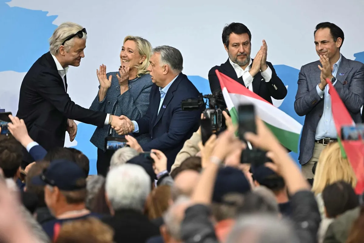 En Hongrie, Marine Le Pen apporte son soutien à son « ami » Viktor Orban
