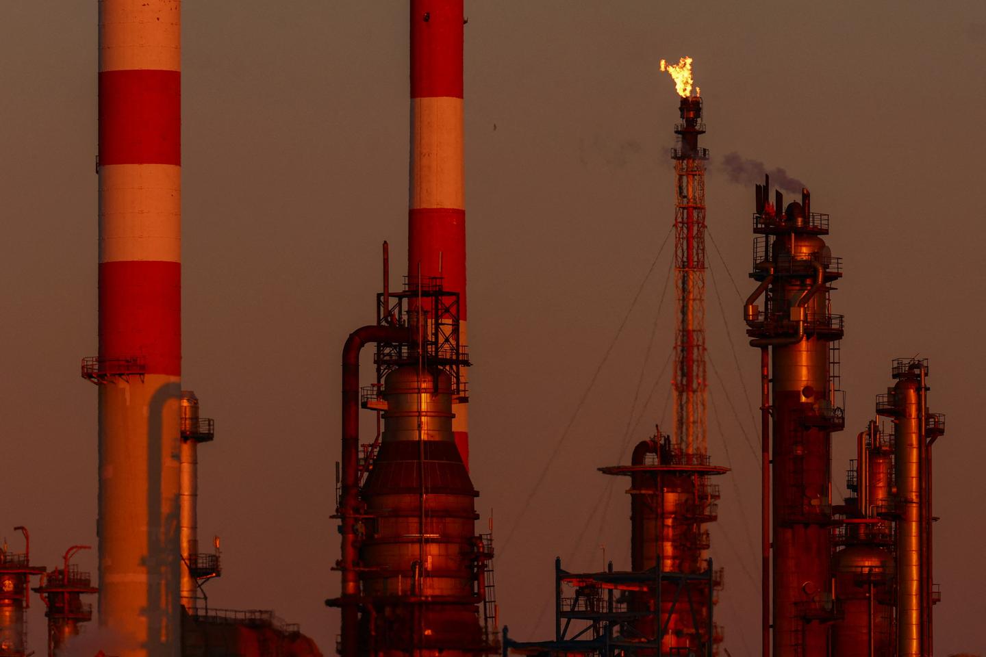 Flambée des carburants : le gouvernement met la pression sur les raffineurs et annonce des mesures de soutien indirectes pour la pêche, l’agriculture et les transports