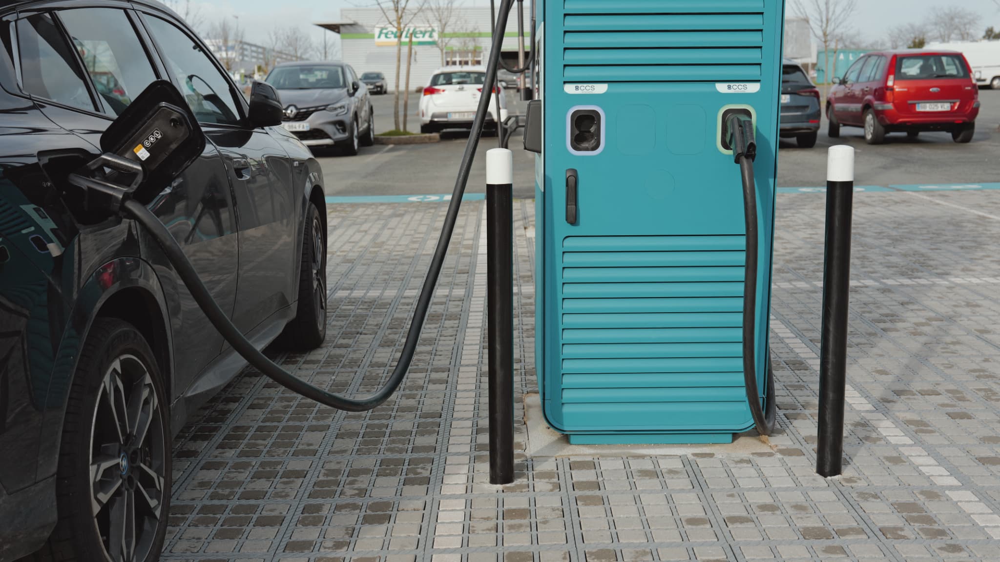 "Des modèles comme la Tesla Model 3 séduisent de plus en plus": engouement pour les voitures électriques d'occasion depuis le début de la guerre au Moyen-Orient