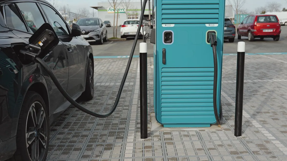 "Des modèles comme la Tesla Model 3 séduisent de plus en plus": engouement pour les voitures électriques d'occasion depuis le début de la guerre au Moyen-Orient
