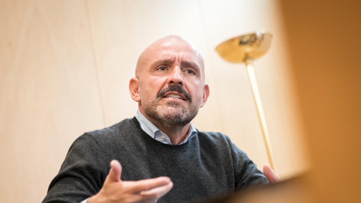 
                                                                El mal olor de la política
                                                            