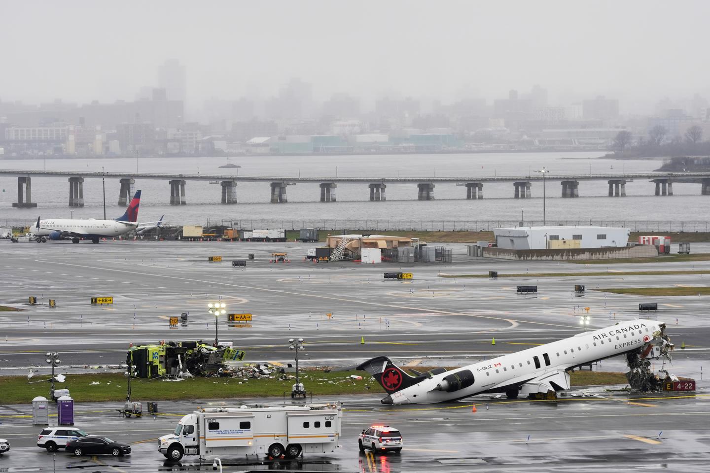 L’aéroport de LaGuardia, à New York, a rouvert lundi, au lendemain d’une collision mortelle