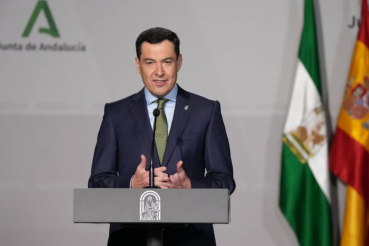Juanma Moreno acelera el calendario electoral ante la debilidad del PSOE y las dudas de Vox