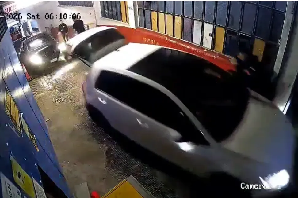 Detenido un conductor ebrio y drogado por embestir a varios coches y atropellar a un joven tras una reyerta en la puerta de una discoteca de La Latina