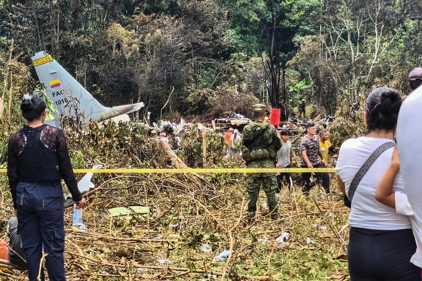 En Colombie, un avion militaire s’écrase près de la frontière avec l’Equateur, faisant 66 morts et des dizaines de blessés