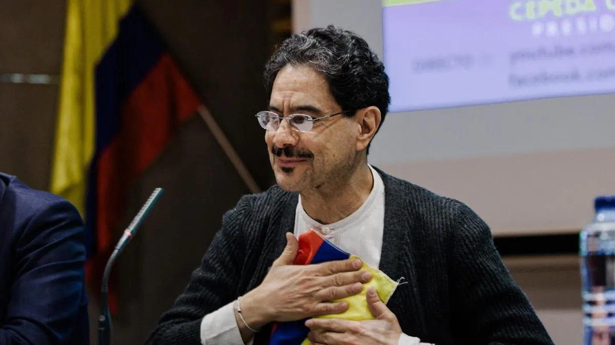
                                                                  Guerra sucia “made in USA” contra Gustavo Petro y su candidato presidencial Iván Cepeda
                                                              