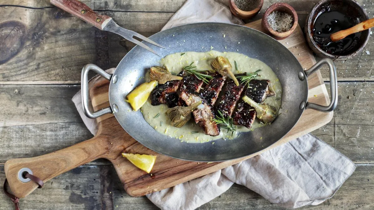 Transforma una costilla de cerdo en un plato meloso con miso y alcachofas