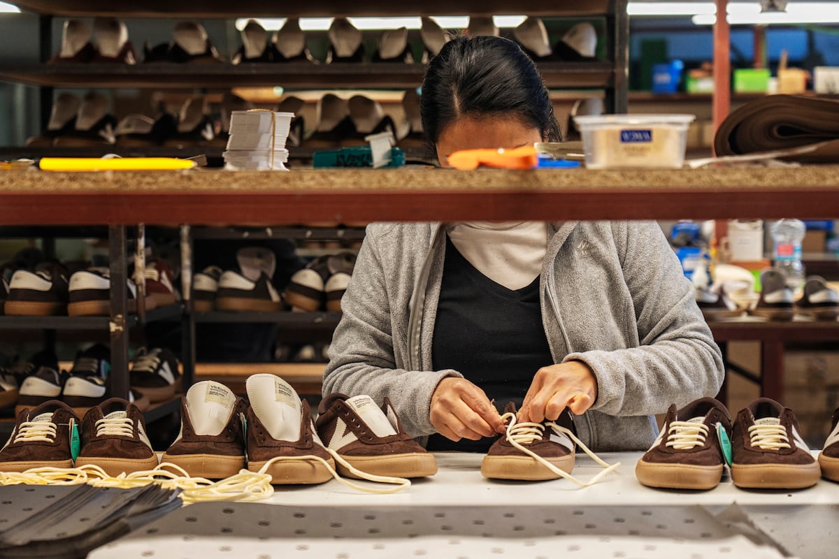 Las zapatillas que los abuelos llevaban al huerto y los nietos a los festivales de música: la historia de las Victoria