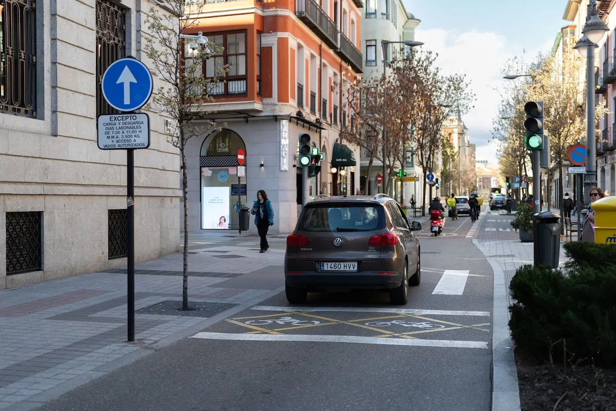 Dos tercios de las 153 ciudades obligadas siguen sin instalar sus zonas de bajas emisiones tres años después