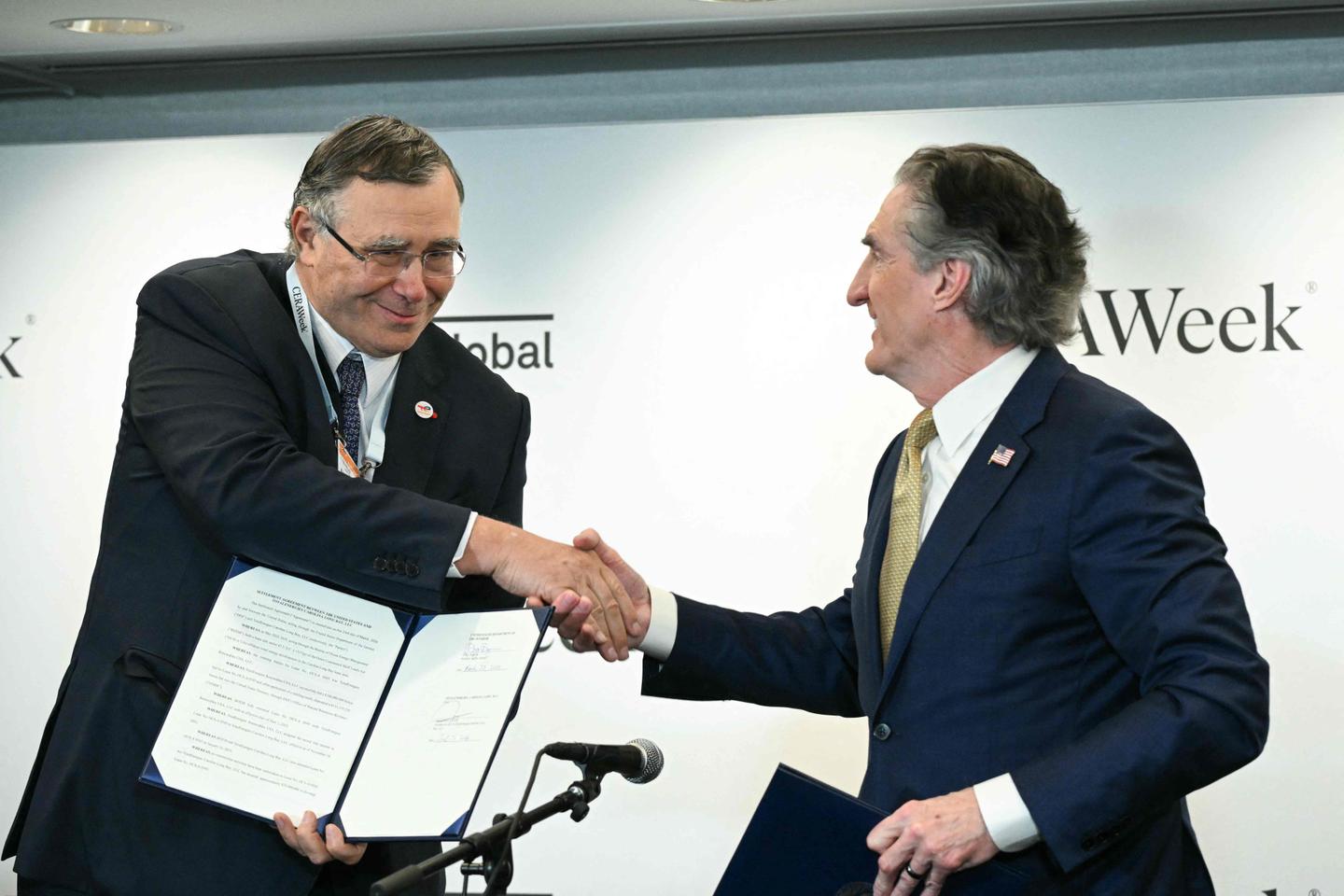 TotalEnergies se plie à l’administration Trump et renonce à deux projets d’éolien en mer au profit d’investissements pétrogaziers