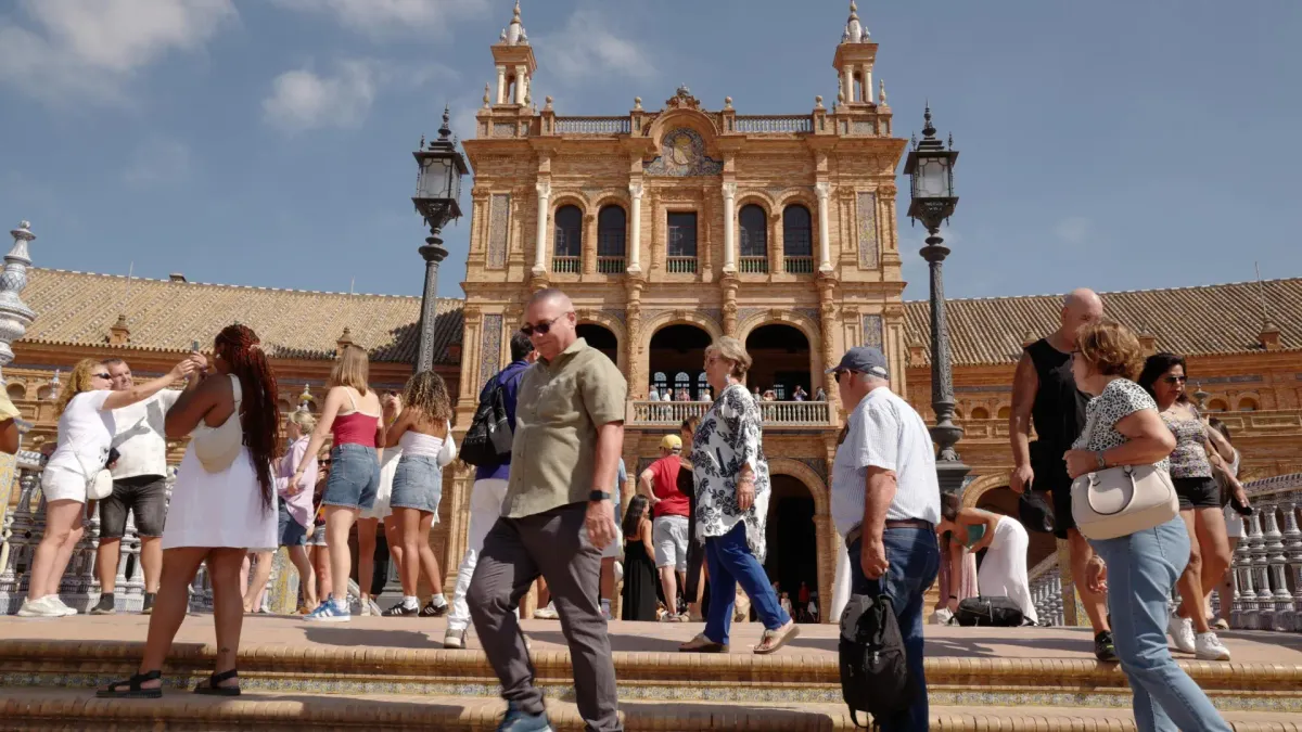 
         El turismo desafía al conflicto y dispara las reservas para Semana Santa ante el desvío de viajeros a España 
    