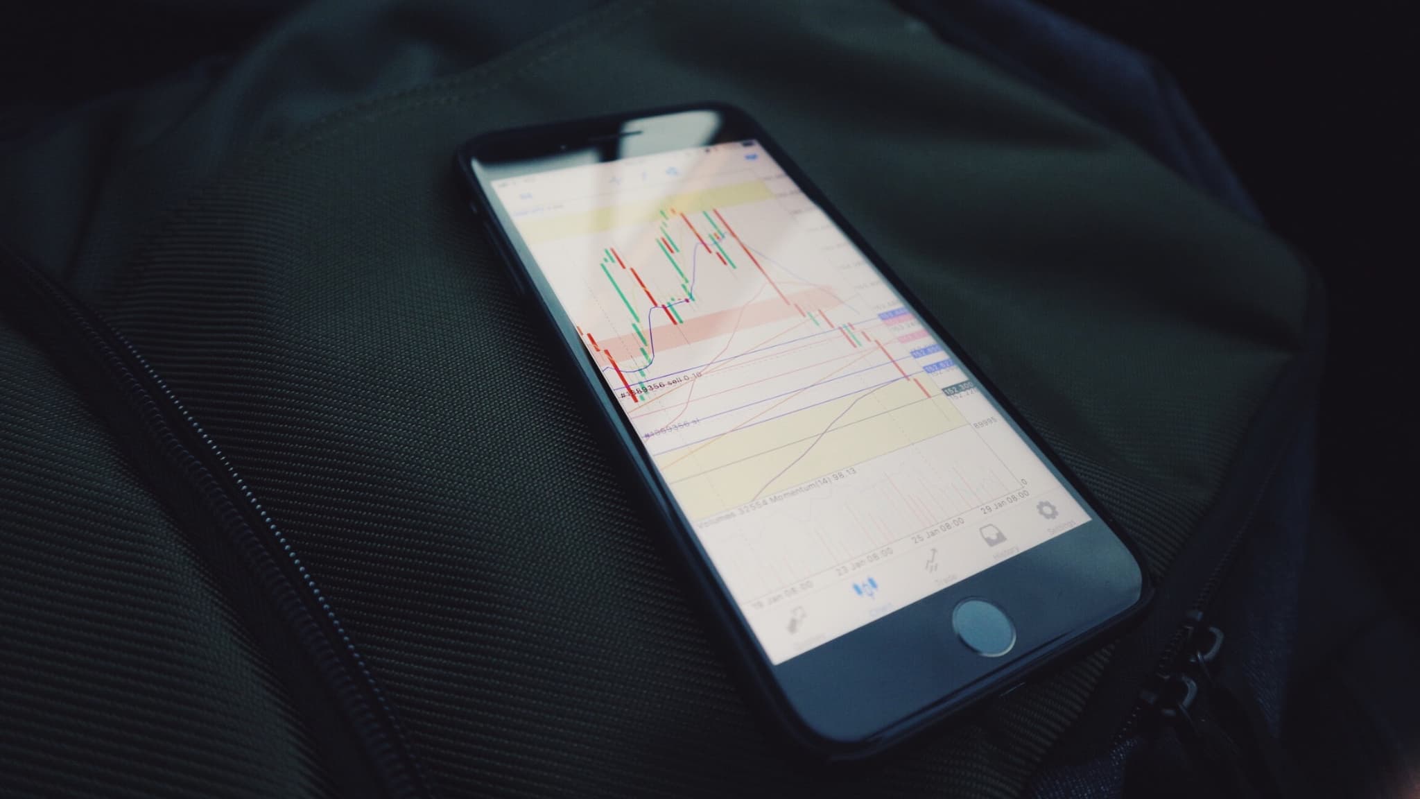 "Quelqu’un vient de s’enrichir considérablement": de très suspectes transactions de 580 millions de dollars sur le pétrole ont été passées pile 15 minutes avant que Trump le fasse s'écrouler avec son message sur l'Iran