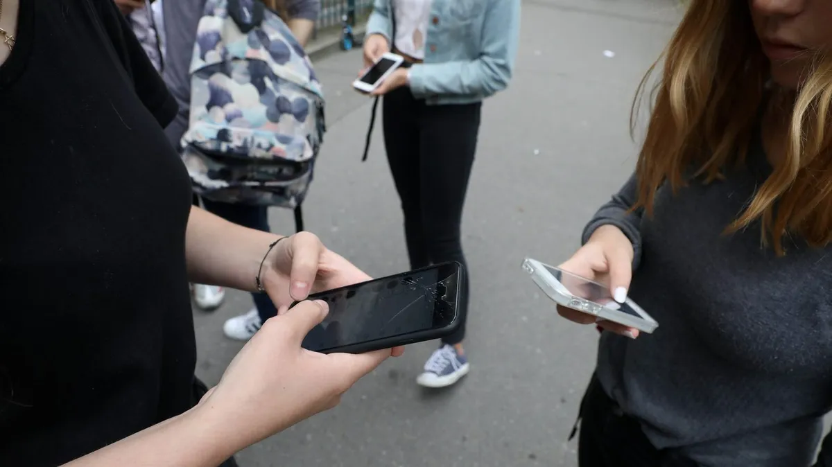 "J'arrive mieux à me concentrer à l'école" : ces élèves autrichiens font l'expérience de trois semaines sans smartphone
