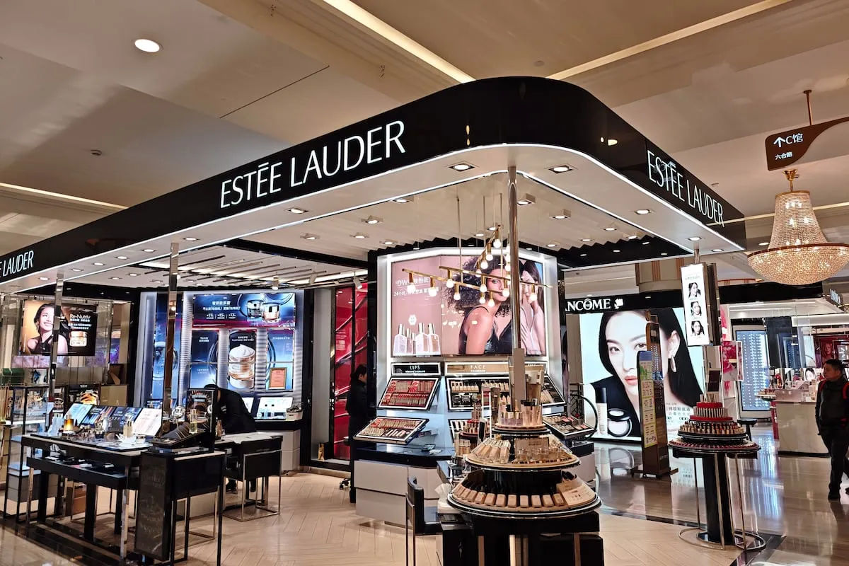 Puig se dispara un 14% en Bolsa por su posible fusión con Estée Lauder y los analistas esperan una opa con una prima considerable