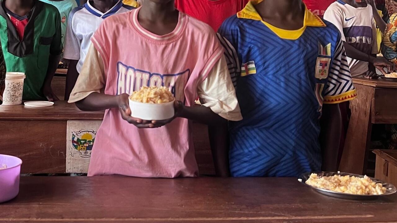 Dans l’ouest de la Centrafrique, des cantines scolaires gratuites pour promouvoir éducation et santé