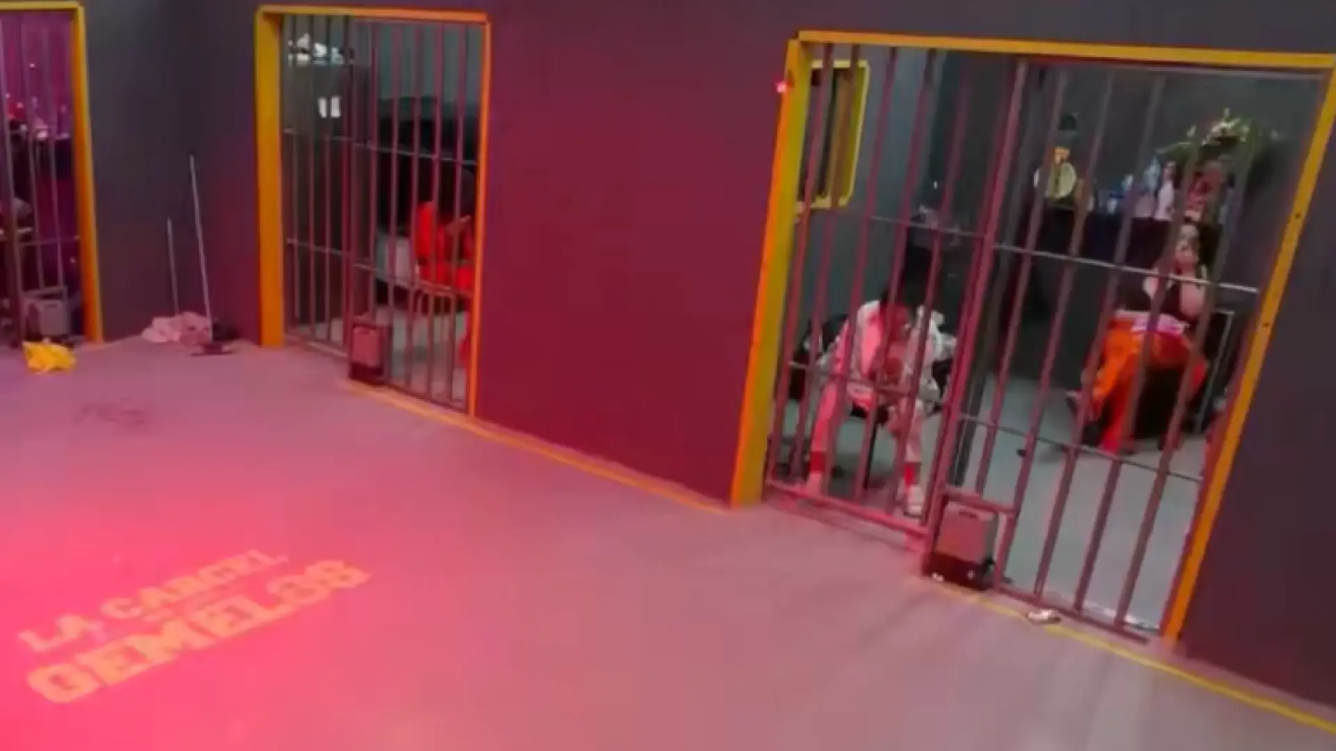 
         Acusaciones de tenencia de cocaína, de agresión...: la Policía acaba en la puerta de 'La cárcel de Los Gemelos' 
    