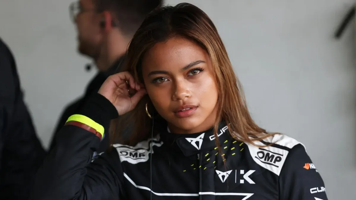 
         Bianca Bustamante, piloto y modelo: "Los mejores circuitos de España son Aragón, Valencia y el Jarama" 
    