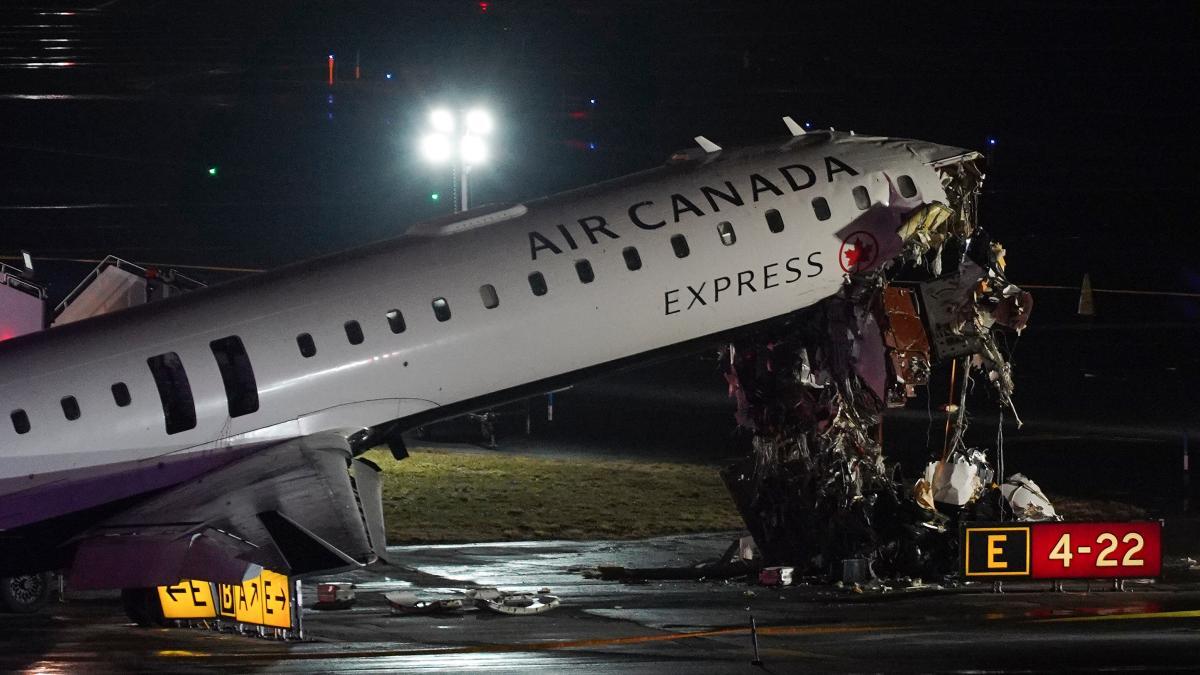 Así fue el accidente del avión que chocó contra un camión de bomberos en el aeropuerto de LaGuardia