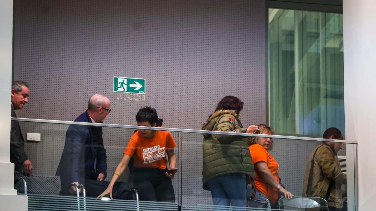 
                                           El presidente del pleno del Ayuntamiento de Madrid expulsa a representantes del sindicato de inquilinas
                                       