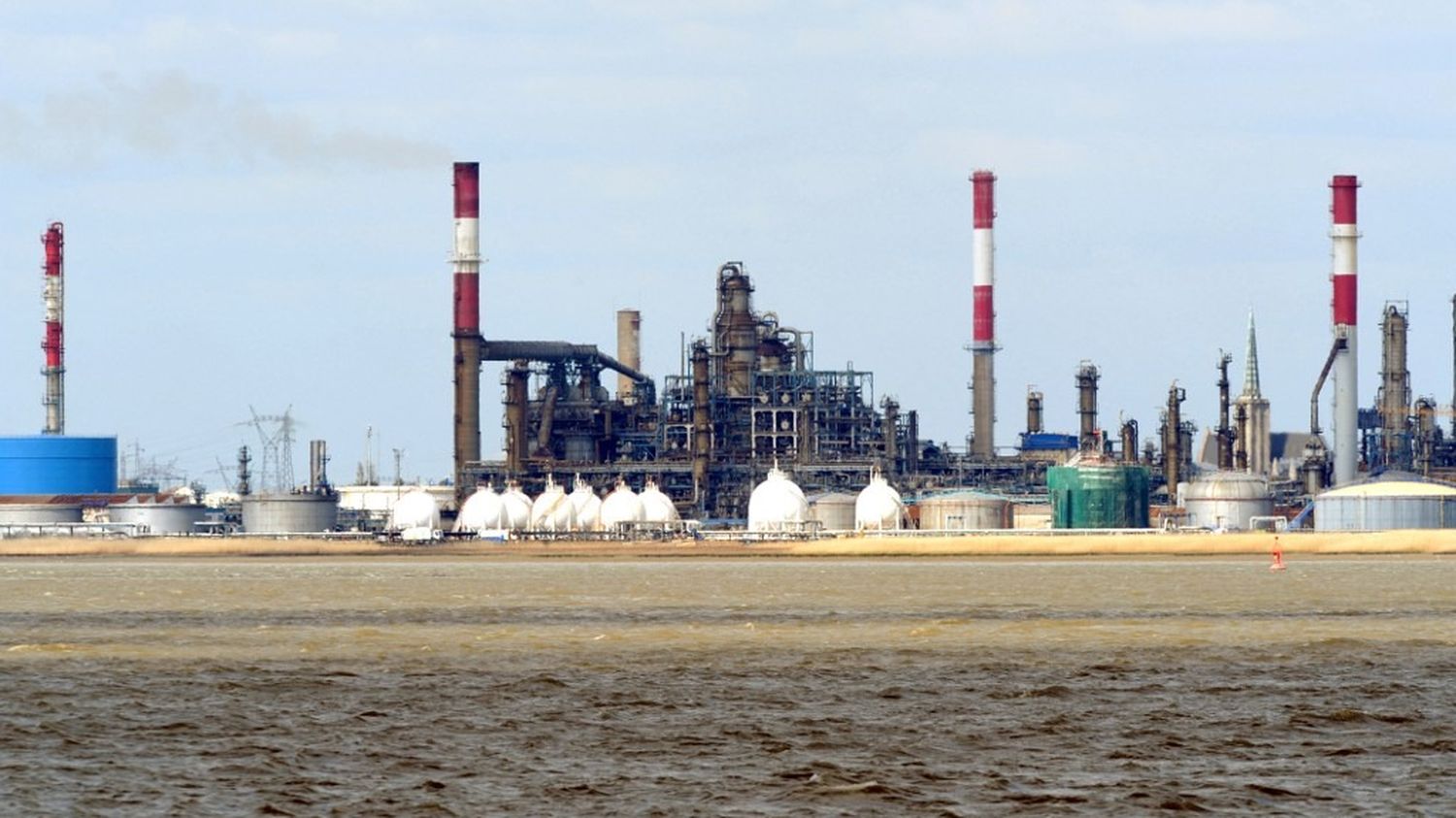 "Produire jusqu'à 10% de plus" : face au prix des carburants, le gouvernement demande aux raffineries d'augmenter le rythme