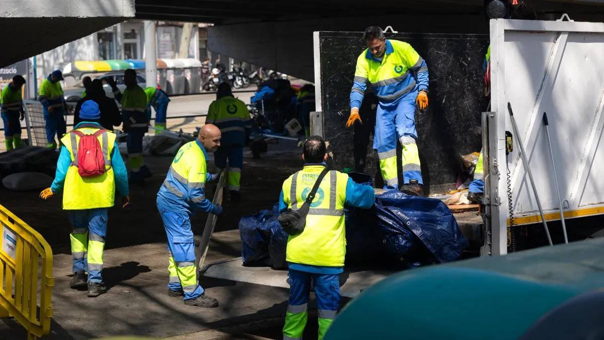 
                                                                                     Operativo de limpieza en el asentamiento de los desalojados bajo la autopista de Badalona
                                                                                 