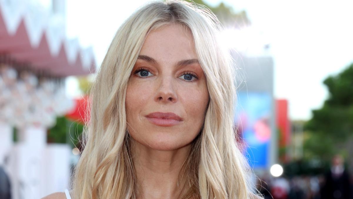 Sienna Miller defiende la maternidad después de los 40: “Me importa un bledo lo que piensen los demás’”