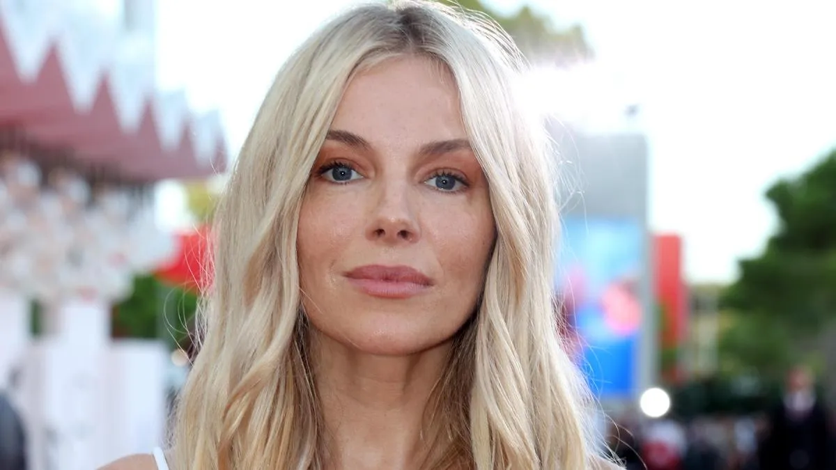 
                                                                                                                 Sienna Miller defiende la maternidad después de los 40: “Me importa un bledo lo que piensen los demás’”
                                                                                                             
