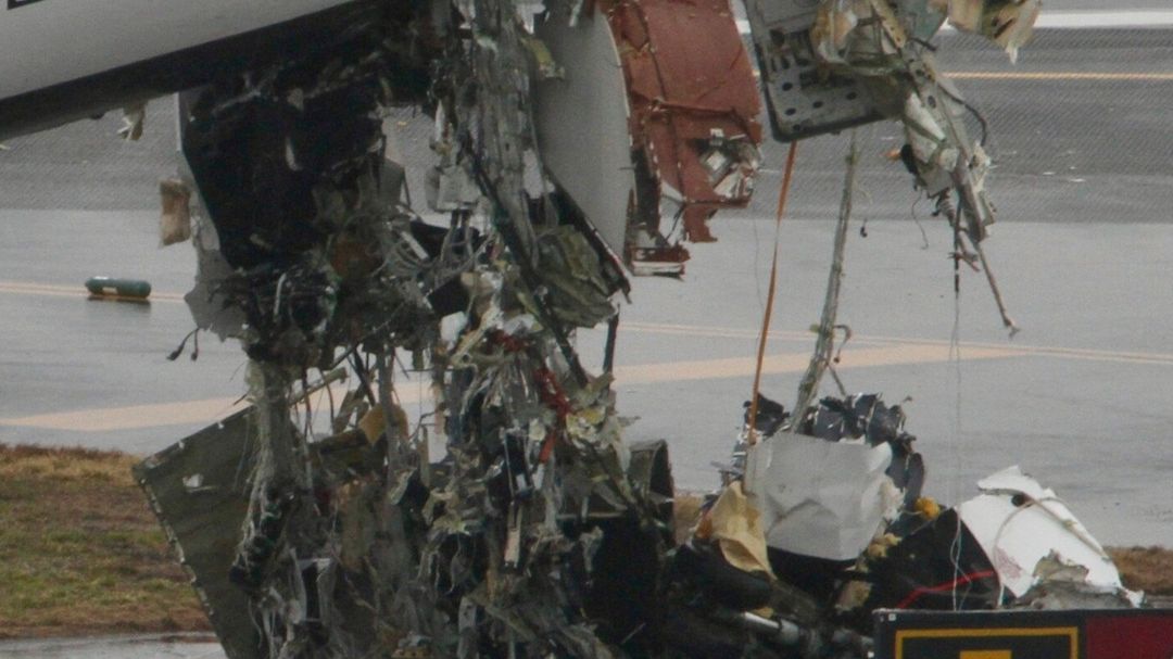 New York: Überwachungsvideo zeigt Flugzeugkollision mit Feuerwehrauto