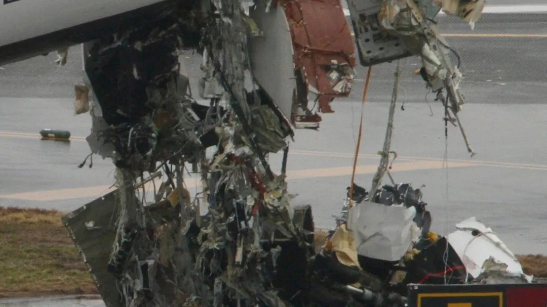 New York: Überwachungsvideo zeigt Flugzeugkollision mit Feuerwehrauto