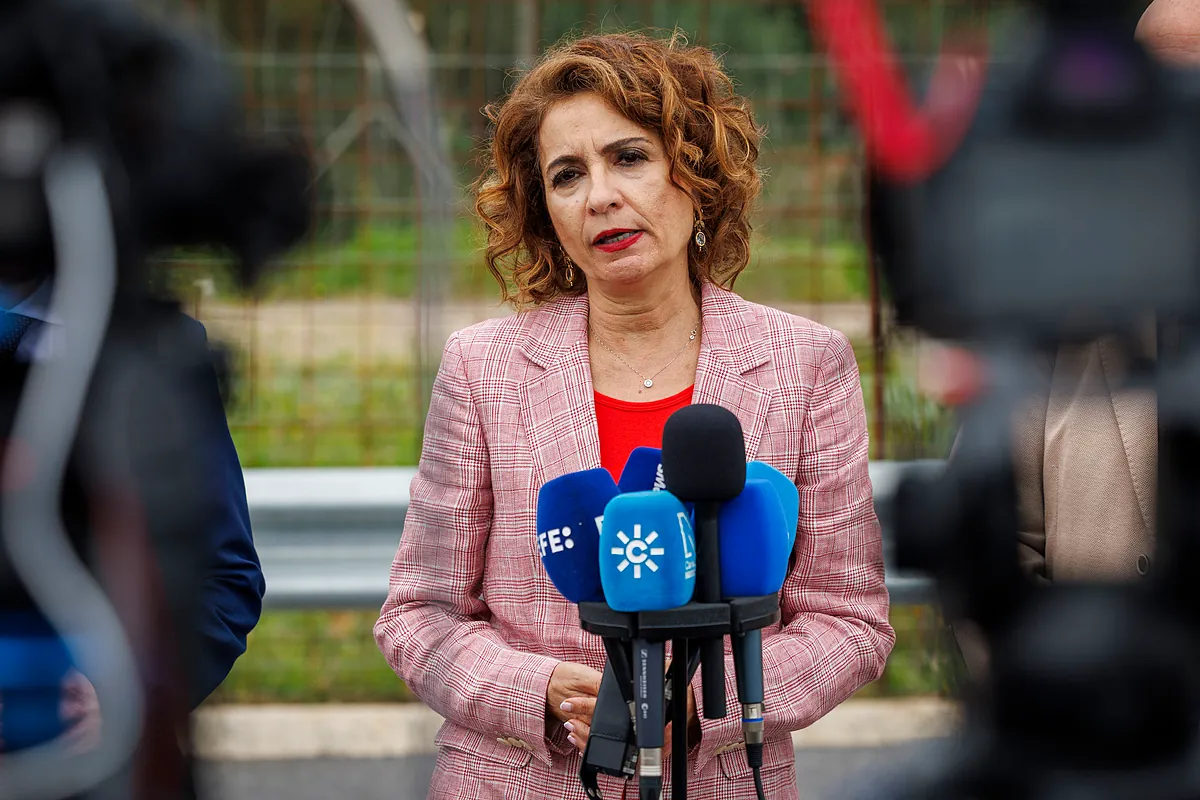 Montero se despide de sus compañeros en el Consejo de Ministros para poner rumbo a Andalucía